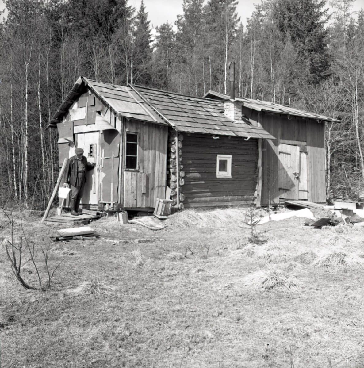En stuga i skogen är påbyggd två gånger från den ursprungliga timrade stugan.