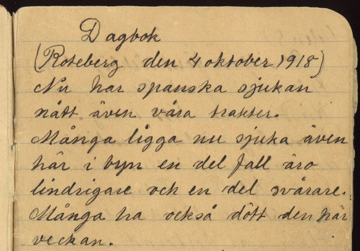 Utdrag ut Kristina Olssons dagbok med texten: Dagbok (Roteberg den 4 oktober 1918) Nu har Spanska sjukan nått även våra trakter. Många ligga nu sjuka även här i byn en del fall äro lindrigare och en del svårare. Många ha också dött den här veckan.