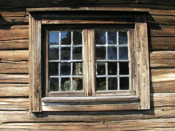 Fönster med blyspröjs från Delsbo forngård